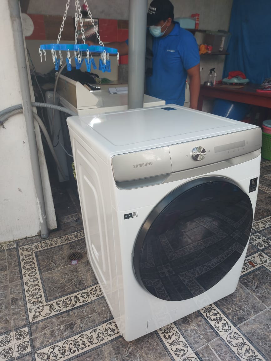 Técnico Reparando2