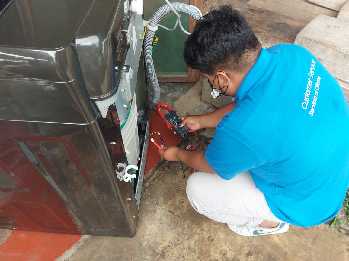 Técnico Reparando3